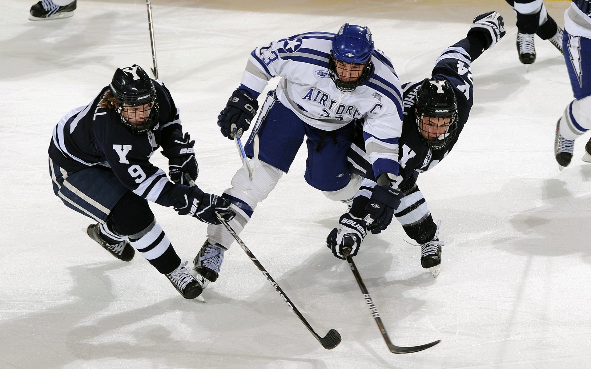 查默斯赛场表现赢得观众喝彩，查莫斯游泳